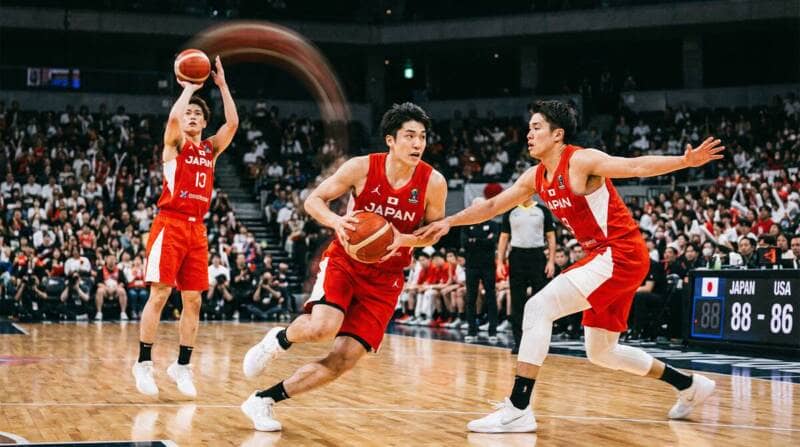 渡邊雄太、富樫勇樹、富永啓生の3選手がシュート、ドライブ、ディフェンスをする動的なアクションシーン