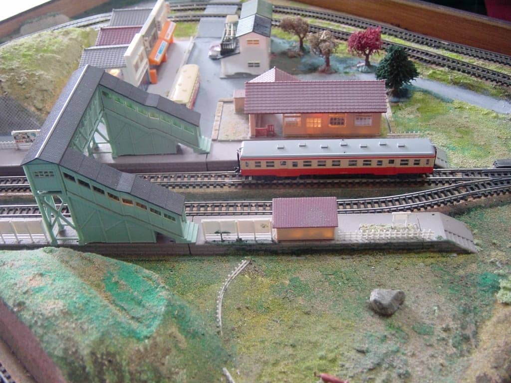 鉄道模型ジオラマのアップ（駅・跨線橋・列車）